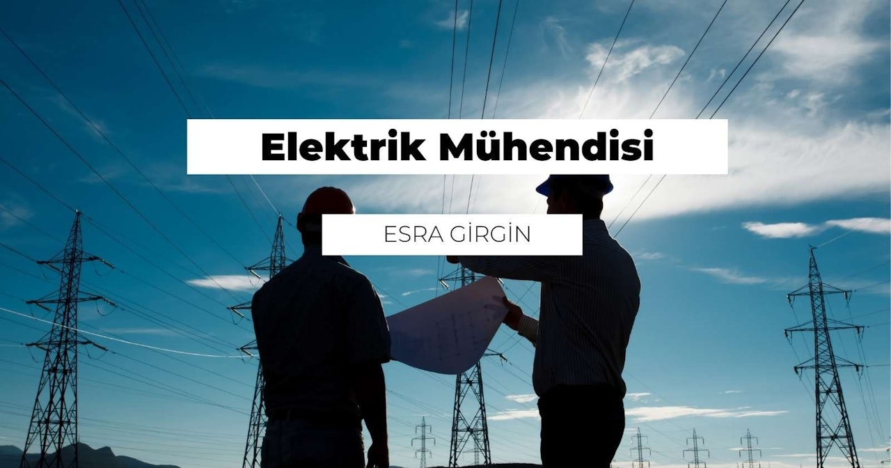 Bir grup adam, arka planda görünen bir elektrik hattı kulesinin önünde duruyor. Adamlar, üzerinde koyu siyah harfler bulunan büyük, beyaz dikdörtgen bir tabela tutuyor ve bir adamın elinde bir kağıt var. Grubun sağında bir uçak kanadının yakın çekimi görülüyor. Arkalarında, üzerinde teller bulunan iki elektrik hattı kulesi görülüyor. Hepsi bir plana bakmakta ve ayrıntılara odaklanmış durumdadır. Önlerindeki tabelada Önce Güvenlik yazmaktadır. Manzara uzun ağaçlarla doludur ve gökyüzü parlak ve berraktır.