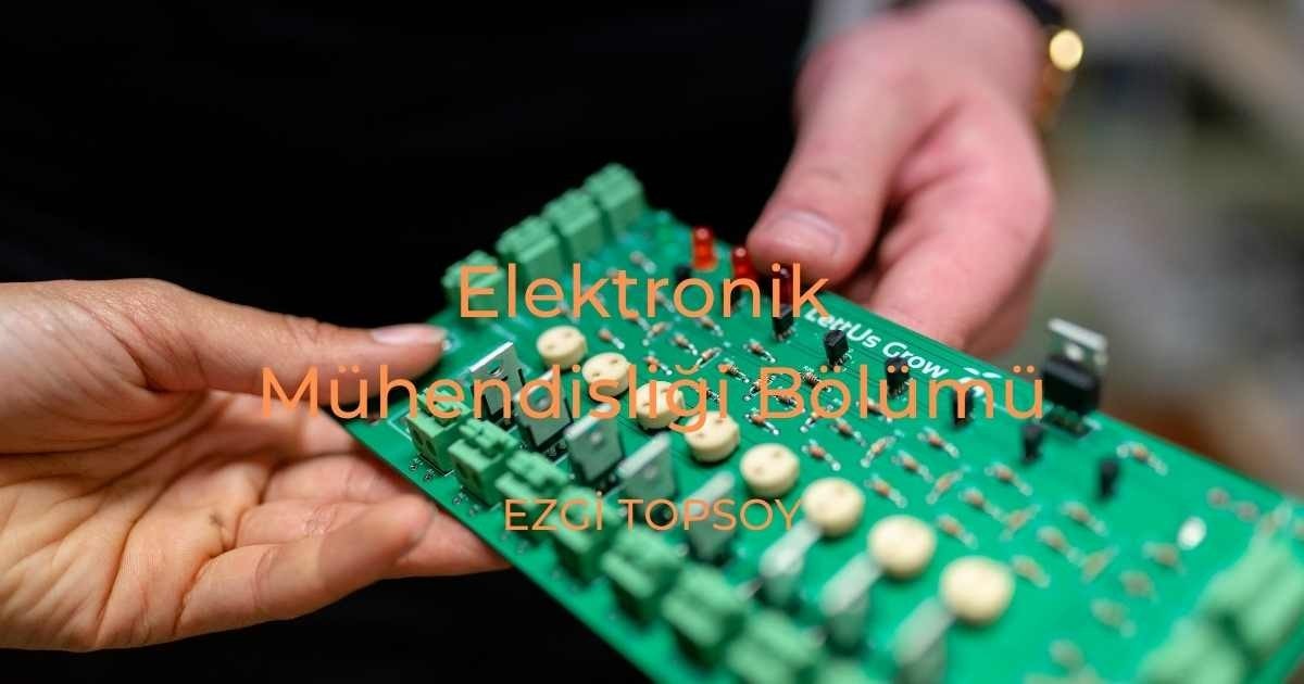 Bir kişi sağ elinde yeşil bir elektronik cihaz tutmaktadır. Cihaz dikdörtgen şeklindedir ve üstünde bir devre kartı vardır. Kişinin eli yakın plandadır ve parmakları devre kartının etrafında kıvrılmıştır. Kişinin başparmağı yeşil karta bastırılmış ve güvenli bir tutuş sağlanmıştır. Cihazın yüzeyi parlak ve pürüzsüzdür ve karta bağlı çeşitli bileşenler ve kablolar bulunmaktadır. Kartın kendisi çoğunlukla yeşildir, birkaç kahverengi ve gümüş bileşen görülebilir. Kişinin kolu hafifçe bükülmüş ve cihaz vücuduna yakın tutulmuştur.