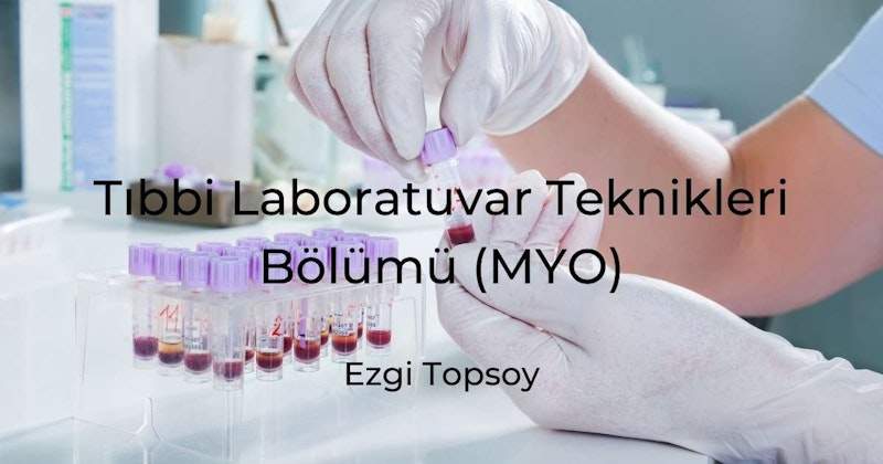 Beyaz laboratuvar önlüğü giyen bir kişi laboratuvarda ayakta durmakta ve elinde şeffaf bir cam test tüpü tutmaktadır. Test tüpünün mor bir kapağı ve kenarından aşağı doğru uzanan siyah bir çizgisi vardır. Sol taraflarında, hepsi mor kapaklı birkaç test tüpünden oluşan bir grup görülüyor. Arka planda beyaz bir duvar ve uzaktaki bir binanın bulanık görüntüsü görülüyor. Kişi doğrudan test tüpüne bakıyor, parmakları dikkatlice tüpün etrafına sarılmış.