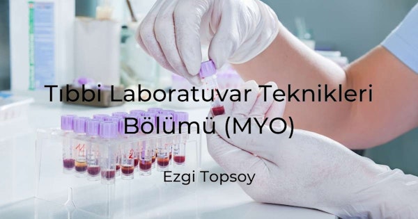 Beyaz laboratuvar önlüğü giyen bir kişi laboratuvarda ayakta durmakta ve elinde şeffaf bir cam test tüpü tutmaktadır. Test tüpünün mor bir kapağı ve kenarından aşağı doğru uzanan siyah bir çizgisi vardır. Sol taraflarında, hepsi mor kapaklı birkaç test tüpünden oluşan bir grup görülüyor. Arka planda beyaz bir duvar ve uzaktaki bir binanın bulanık görüntüsü görülüyor. Kişi doğrudan test tüpüne bakıyor, parmakları dikkatlice tüpün etrafına sarılmış.