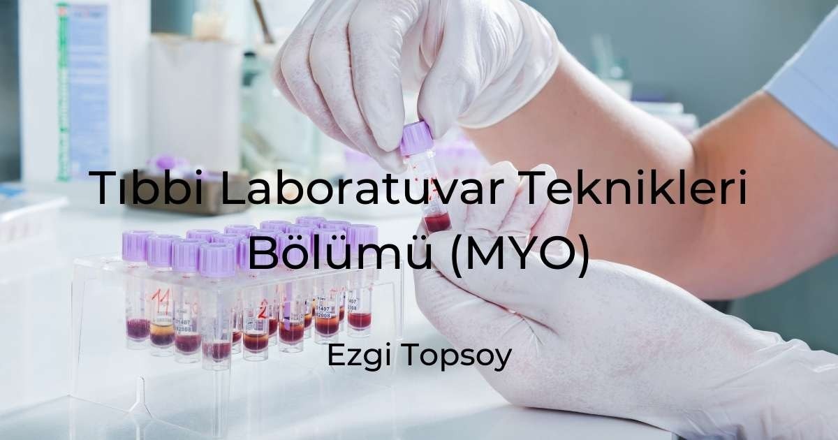 Beyaz laboratuvar önlüğü giyen bir kişi laboratuvarda ayakta durmakta ve elinde şeffaf bir cam test tüpü tutmaktadır. Test tüpünün mor bir kapağı ve kenarından aşağı doğru uzanan siyah bir çizgisi vardır. Sol taraflarında, hepsi mor kapaklı birkaç test tüpünden oluşan bir grup görülüyor. Arka planda beyaz bir duvar ve uzaktaki bir binanın bulanık görüntüsü görülüyor. Kişi doğrudan test tüpüne bakıyor, parmakları dikkatlice tüpün etrafına sarılmış.