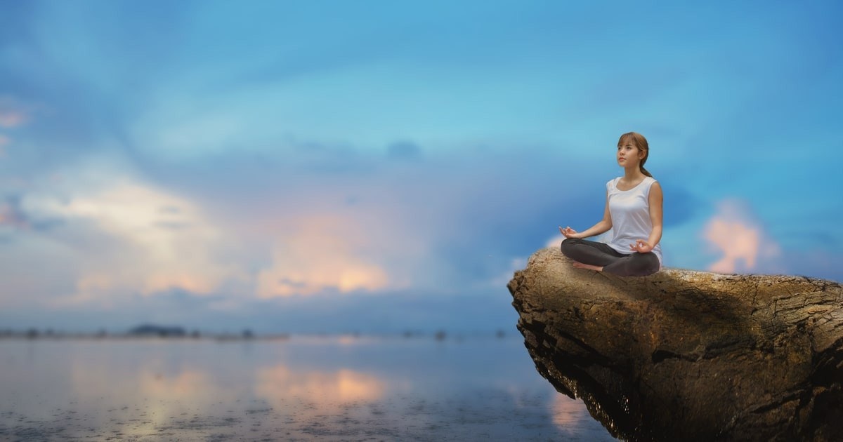 Sakin bir su kütlesine bakan büyük bir kayalığın tepesinde bir kadın oturuyor. Beyaz bir gömlek giymiş ve meditatif bir yoga pozu vermiş gibi görünüyor, başı hafifçe yana dönük. Yukarıdaki gökyüzü sisli ve uzakta bazı bulutlar beliriyor. Huzurlu ve memnun görünüyor, vücudu doğanın görkemli fonunda siluet halinde. Aşağıdaki su durgun ve neredeyse ayna gibi, yukarıdaki mavi gökyüzünü yansıtıyor. Bu sakinleştirici, dingin ve hem büyüleyici hem de davetkâr bir sahne.