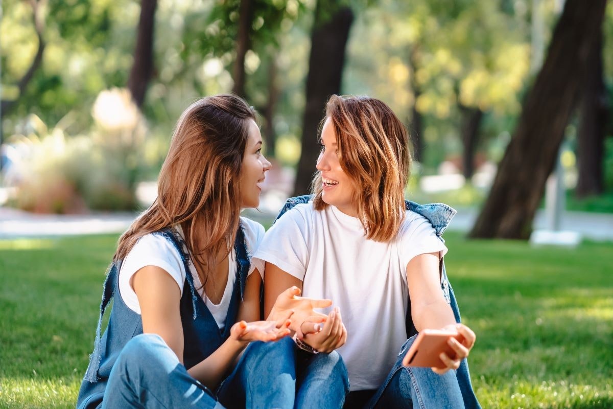 Can we talk each other. Люди разговаривают. Друзья общаются. Общение с друзьями фото. Общаться с друзьями картинки.