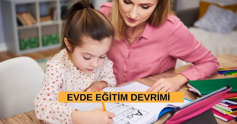 Bir kadın ve genç bir kız birlikte bir masada oturmuş, ellerindeki işe odaklanmışlardır. Kadın ellerini kızın omuzlarına koymuş, önündeki bir kâğıda bakarken ona destek ve rehberlik veriyor. Kızın üzerinde pembe bir gömlek var ve saçları yüzünden geriye doğru toplanmış. Kadının üzerinde yeşil bir gömlek var ve bakışları kâğıda yönelmiş durumda. Masanın üzerinde, üzerinde metin yazılı bir sayfaya açık bir kitap var. Görüntünün arka planı yeşil tonlarında beyaz bir yüzeydir. Hem kadın hem de kız, kıza ev ödevinde yardım etme göreviyle meşguldür.