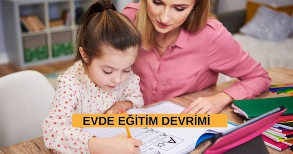 Bir kadın ve genç bir kız birlikte bir masada oturmuş, ellerindeki işe odaklanmışlardır. Kadın ellerini kızın omuzlarına koymuş, önündeki bir kâğıda bakarken ona destek ve rehberlik veriyor. Kızın üzerinde pembe bir gömlek var ve saçları yüzünden geriye doğru toplanmış. Kadının üzerinde yeşil bir gömlek var ve bakışları kâğıda yönelmiş durumda. Masanın üzerinde, üzerinde metin yazılı bir sayfaya açık bir kitap var. Görüntünün arka planı yeşil tonlarında beyaz bir yüzeydir. Hem kadın hem de kız, kıza ev ödevinde yardım etme göreviyle meşguldür.