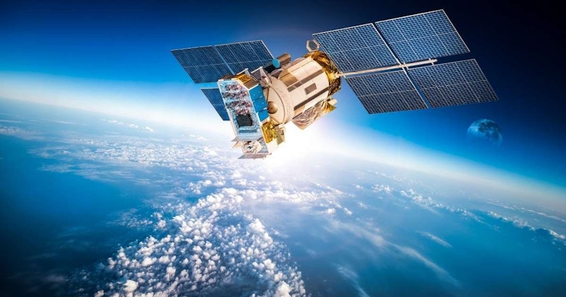 Bu görüntü, Dünya yüzeyinin üzerinde uzayda yörüngede dönen bir uyduyu gösteriyor. Uydu beyaz ve mavi bir dış yüzeye sahip ve güneş panelleriyle donatılmış. Gökyüzü parlak mavi, beyaz, kabarık bulutlar ve aradan sızan güneş ışınları görülüyor. Ufukta, kara ve suyun görülebildiği aşağıdaki kavisli Dünya'nın bir görüntüsü var. Görüntüde büyük bir derinlik hissi var; dağlar, ağaçlar ve diğer yeryüzü şekilleri uzaktaki manzarada görülebiliyor. Daha yakından bakıldığında uydunun içinde, iç yapısının bir parçası olabilecek daha küçük, siyah bir nesne ortaya çıkıyor. Bu görüntü Dünya gezegenine uzaydan eşsiz bir bakış açısı sunmakta ve izleyicileri evrenin harikalarını keşfetmeye davet etmektedir.