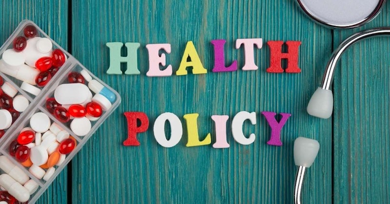 Mavi bir arka plan üzerinde, her harfin kendine özgü bir rengi olan birkaç harfin yakın çekimi. İlk harf, görüntünün sol tarafına yerleştirilmiş kırmızı bir 'P' harfi. Onun sağında pembe bir 'Y' var. Resmin ortasında, içinde siyah bir harf bulunan sarı bir üçgen yer alıyor. Resmin alt kısmında sarı ve pembe harf kombinasyonu yer almaktadır. Daha sağda bir hap ve tablet kabı var. Son olarak, görüntünün en sağ tarafında bir duş başlığının yakın çekimi yer almaktadır. Bu görüntü, renkli harflerin ve diğer öğelerin ayrıntılı bir görünümünü sunarak ilginç bir sahne oluşturuyor.