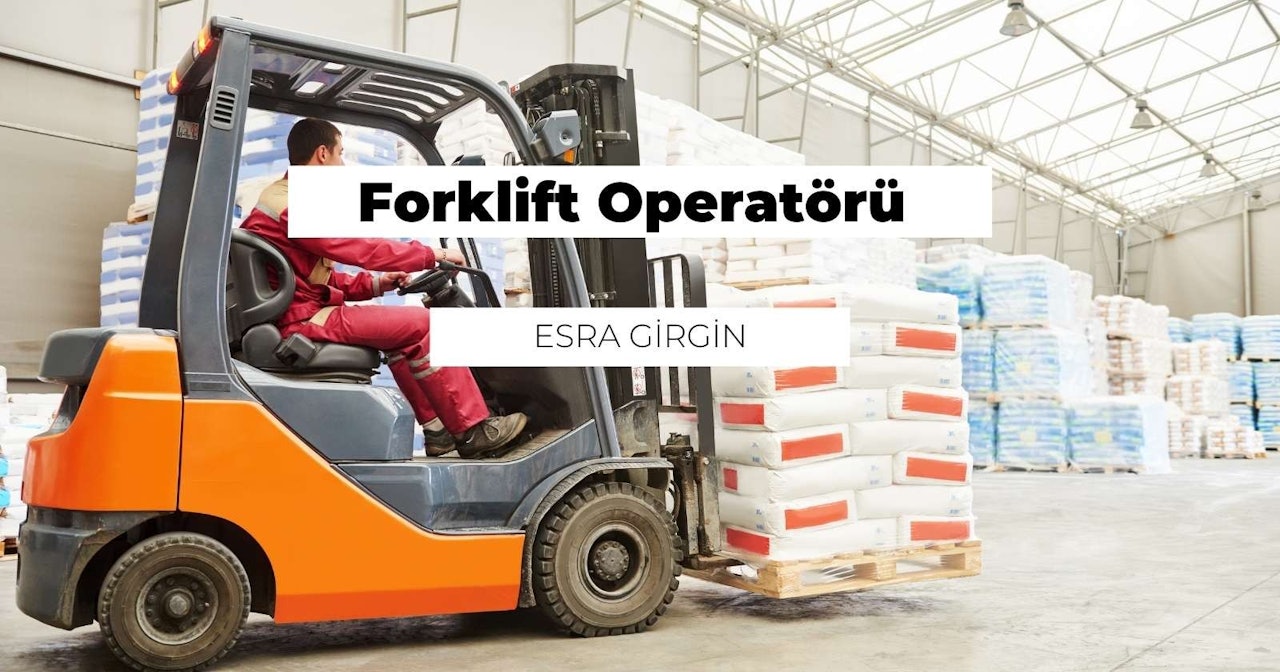 Bir adam görüntünün ön planında, yan tarafında beyaz bir logo bulunan sarı bir forklift kullanıyor. Forklift sağa dönüktür ve karanlık bir yüzey üzerindedir. Forkliftin arkasında bir palet üzerinde beyaz çuvallar ve bir araç üzerinde yakın çekim bir lastik görülüyor. Lastiğin sağında bir ayakkabının yakın çekimi, lastiğin solunda ise bir ışığın yakın çekimi yer almaktadır. Forklifti kullanan adamın üzerinde mavi bir gömlek ve siyah bir şapka vardır, sağ kolunu uzatmıştır ve vücudu sağa dönüktür.