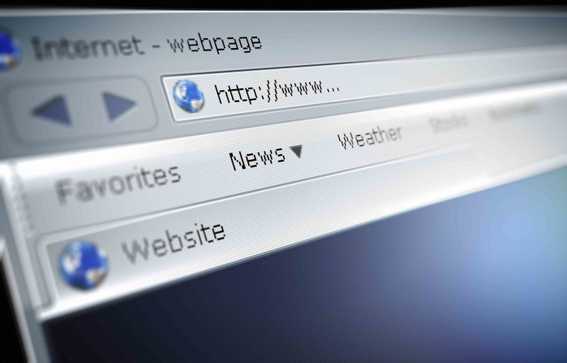 Bu görüntü bir web sayfasının yakın çekim görüntüsüdür. Web sayfası oldukça karmaşık görünmektedir ve sayfada birden fazla öğe görülebilmektedir. Görüntünün sol üst kısmında mavi beyaz bir küre var, ancak biraz bulanık ve seçilmesi zor. Sayfanın ortasında birden fazla metin kutusunun, açılır menülerin ve diğer etkileşimli öğelerin bulunduğu bir bölüm yer alıyor. Sağ üst köşede bir arama simgesi de dahil olmak üzere birkaç simge de görülebiliyor. Sayfanın tamamı beyaz bir arka plana sahip ve metnin çoğunluğu siyah. Web sayfası, profesyonel bir görünüm kazandıran ince siyah bir kenarlıkla çevrelenmiştir. Genel olarak, bu görüntü karmaşık bir web sayfasının yakın çekimidir.