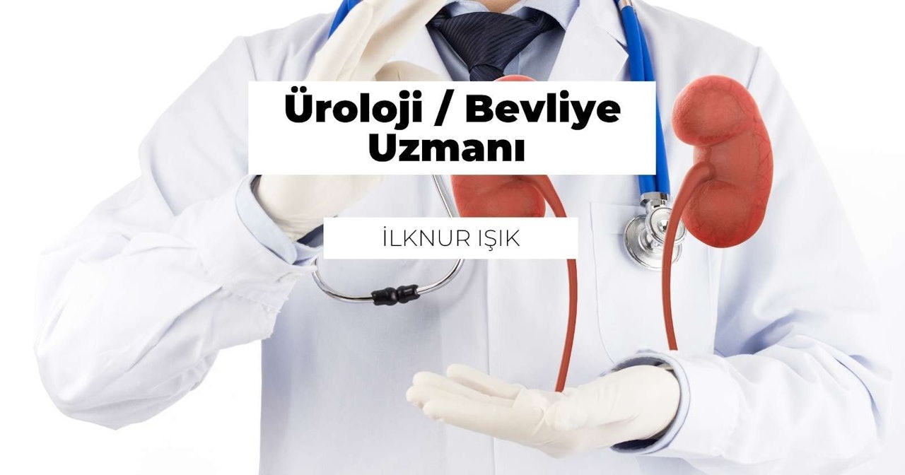 Beyaz önlüklü ve mavi kravatlı bir doktor, boynunda stetoskopu ve elinde bir çift beyaz eldiveni ile beyaz bir arka planın önünde duruyor. Doktor yüzünde ciddi bir ifadeyle dosdoğru karşıya bakmaktadır. Stetoskop göğsüne doğru tutulur ve eldivenler yana doğru tutulur. Arka plan sade ve odak doktorun üzerinde olduğundan net bir görüntü elde ediliyor. Doktorun kıyafetinin renkleri beyaz arka planda göze çarpıyor ve eldivenler ile stetoskoptaki ayrıntılar net. Bu görsel, bir hastaya tıbbi müdahalede bulunan bir doktoru gösteriyor.