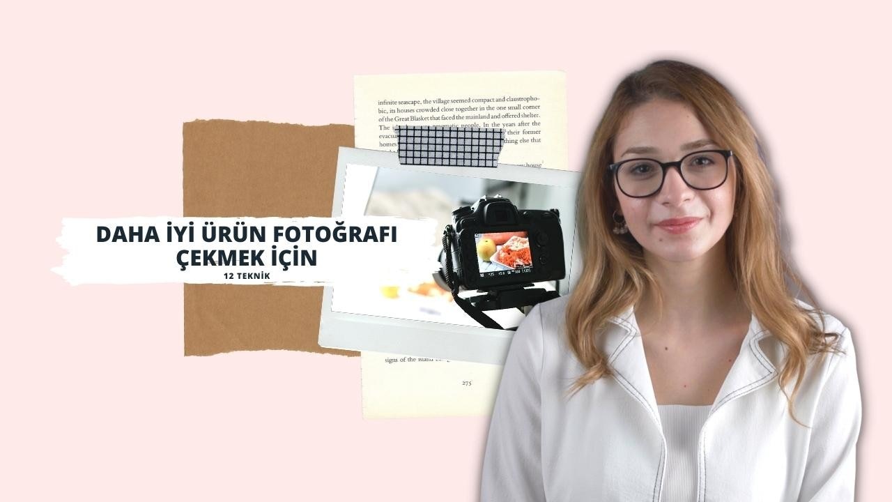 Beyaz ceketli bir kadın bir odada durmaktadır. Gözlük takıyor ve saçlarını şekillendirmiş. Üzerinde ekran olan bir fotoğraf makinesiyle fotoğraf çekmektedir. Ön planda siyah ve beyaz karelerden oluşan ızgara desenli bir kağıt parçası var. Yakından bakıldığında gözleri ve dudakları görülebiliyor. Elini kaldırmış, önündeki yiyeceğin fotoğrafını çekmeye hazır. Yakın planda göğsü, beyaz gömleği ve kolyesi görünüyor. Kararlı ve görevine odaklanmış görünüyor.