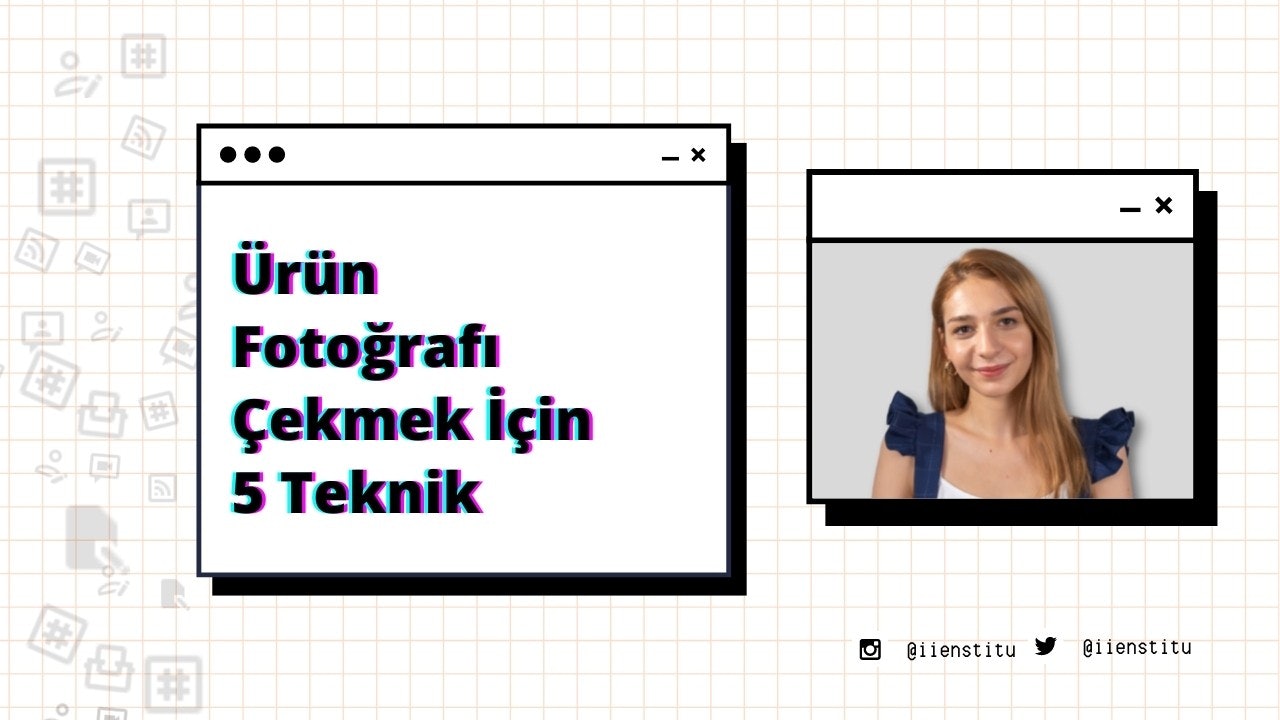 Uzun siyah saçlı, beyaz gömlekli bir kadın kameraya gülümsüyor. Üzerinde bir cep telefonu ekran görüntüsü bulunan bir bilgisayar ekranının önünde duruyor. Gözleri kapalı bir şekilde sırıtırken başı hafifçe sağa eğiktir. Arkasında siyah sembollü beyaz bir kare ve sağında siyah ve mavi bir metin var. Elleri arkada, mutlu ve rahat görünüyor.