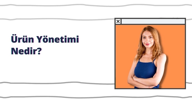 Bir kadın kollarını kavuşturmuş, doğrudan kameraya bakıyor. Omuzlarına dökülen uzun, düz siyah saçları var ve beyaz bir tişört giyiyor. Yüzü hafifçe gülümsüyor ve gözleri yoğun ve odaklanmış. Arkasında, siyah zemin üzerine beyaz yazılar içeren büyük bir tabela görülüyor. Daha arka planda, görüntü boyunca uzanan uzun, koyu bir gölge görülebiliyor. Kadının inkar edilemez derecede güçlü bir duruşu var, duruşu ve bakışları kendine güvenini ve gücünü yansıtıyor.