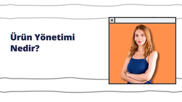 Bir kadın kollarını kavuşturmuş, doğrudan kameraya bakıyor. Omuzlarına dökülen uzun, düz siyah saçları var ve beyaz bir tişört giyiyor. Yüzü hafifçe gülümsüyor ve gözleri yoğun ve odaklanmış. Arkasında, siyah zemin üzerine beyaz yazılar içeren büyük bir tabela görülüyor. Daha arka planda, görüntü boyunca uzanan uzun, koyu bir gölge görülebiliyor. Kadının inkar edilemez derecede güçlü bir duruşu var, duruşu ve bakışları kendine güvenini ve gücünü yansıtıyor.