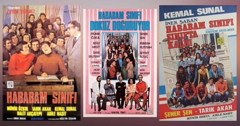 Bir grup insan bir odada toplanmış, duvardaki çeşitli posterlere bakmaktadır. Posterlerin üzerinde, odaya bir mesaj veren metinler basılıdır. Odanın ortasında, beyaz paltolu bir adam elleri cebinde durmaktadır. Onun iki yanında kırmızı eşofmanlı bir kişi ve siyah pantolonlu bir başka kişi duruyor. Odanın ön tarafında kırmızı gömlekli bir adam bir masada oturmaktadır. Arka planda bir grup insanın posteri vardır. Ön planda bir grup insan bir bankta oturmaktadır. Alt köşede, üzerinde desen olan bir eteğin yakın çekimi var. Son olarak, üzerinde metin bulunan bir poster var. Tüm bu unsurlar bir araya gelerek büyüleyici bir görüntü oluşturuyor.