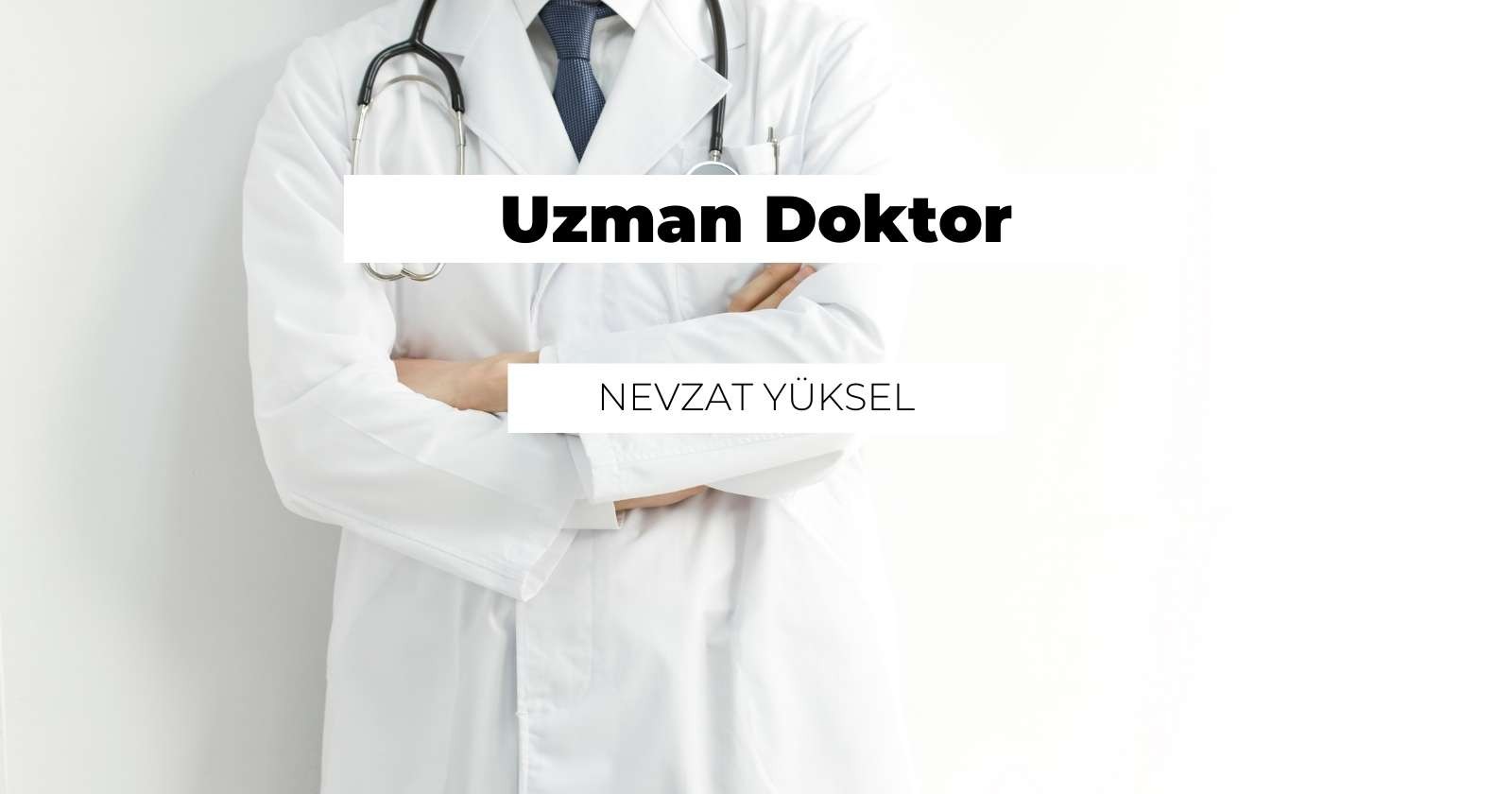 Bir doktor, beyaz uzun kollu gömleği ve siyah kravatıyla profesyonel bir takım elbise içinde duruyor. Kollarını kavuşturmuş ve boynunda bir stetoskop var. Bir çift gözlük takıyor ve saçları düzgünce taranmış. Bakışları aşağıya doğru odaklanmış ve yüzünde küçük bir gülümseme görülüyor. Arkasında beyaz bir pencere çerçevesi ve koyu mavi bir perde bulunan düz bir duvar var. Sakin ve kendinden emin bir tavrı var ve sağlam tıbbi tavsiyeler vermeye hazır görünüyor.
