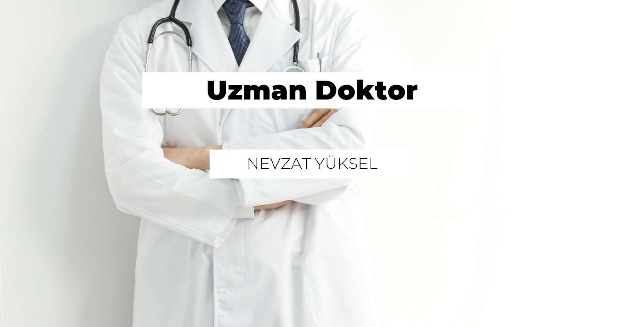 Bir doktor, beyaz uzun kollu gömleği ve siyah kravatıyla profesyonel bir takım elbise içinde duruyor. Kollarını kavuşturmuş ve boynunda bir stetoskop var. Bir çift gözlük takıyor ve saçları düzgünce taranmış. Bakışları aşağıya doğru odaklanmış ve yüzünde küçük bir gülümseme görülüyor. Arkasında beyaz bir pencere çerçevesi ve koyu mavi bir perde bulunan düz bir duvar var. Sakin ve kendinden emin bir tavrı var ve sağlam tıbbi tavsiyeler vermeye hazır görünüyor.