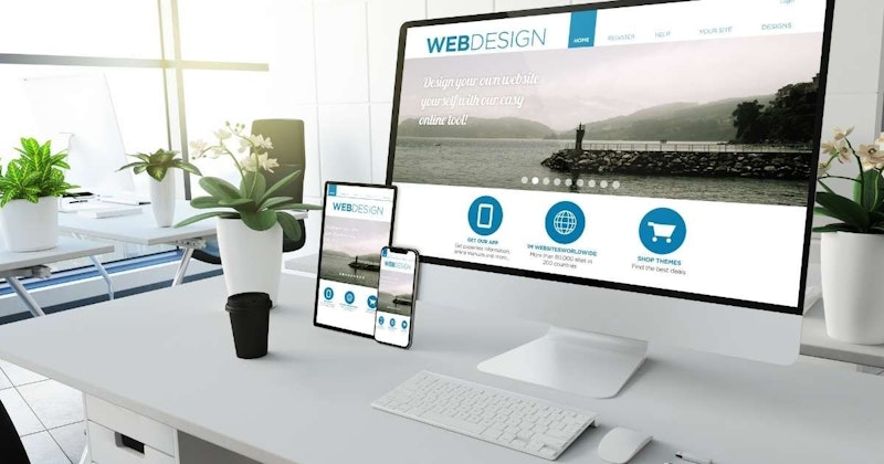 Bir masanın yakın çekiminde bir bilgisayar ve tablet görülüyor. Yüzeyde beyaz bir klavye durmakta ve yakınlarda beyaz bir saksı içinde bir bitki durmaktadır. Bilgisayar ekranında bir su kütlesinin resmi vardır. Yanında bir deniz feneri resmi bulunan bir cep telefonu. Beyaz bir saksıdaki bitkinin yakın çekimi sağda ve kapaklı siyah bir fincan daha uzakta. Sağ altta içinde beyaz bir dikdörtgen olan mavi bir daire. En üstte telefonun yakın çekimi görülüyor. Görüntü, masaüstü ortamını çeşitli unsurlarıyla birlikte bütünüyle yakalıyor.