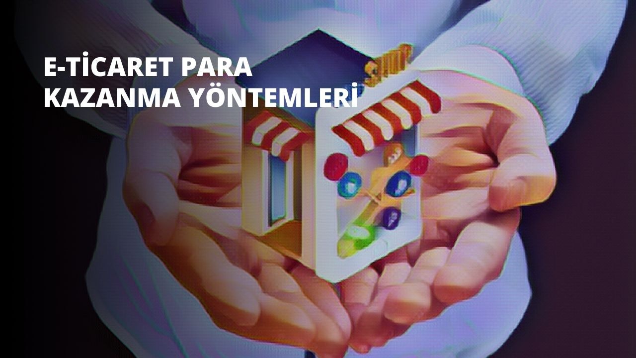 Görüntünün ön planında elinde küçük bir bina tutan bir kişi duruyor. Bina beyaz renkte ve tepesinde bir çatı bulunan birden fazla kattan oluşuyor. Kişi beyaz bir gömlek giyiyor ve omzunda büyük, koyu renkli bir çanta taşıyor. Binada, içinden parlak bir ışığın göründüğü bir pencere vardır. Kişinin yüzü görünmüyor, ancak binayı tutan kolu ve eli odakta. Görüntünün arka planı net değil ama tozlu ve yıpranmış bir sokak gibi görünüyor.