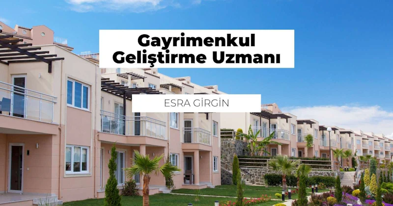 Bu görüntüde yemyeşil ağaçlar ve çimenlerle çevrili bir grup bina, ön planda siyah metinli mavi beyaz bir tabela ve ortada siyah metinli beyaz bir tabela görülmektedir. Binalardan birinin önünde uzun bir palmiye ağacı ve solda beyaz çerçeveli bir kapı görülüyor. Ayrıca beyaz zemin üzerinde siyah bir 'Y' harfi ve görüntünün sağ tarafında beyaz çerçeveli bir pencere var. Genel olarak huzurlu bir atmosfer sunan bu görüntü, ağaçlar ve bitkilerle birlikte bir grup binanın mükemmel bir örneğidir.