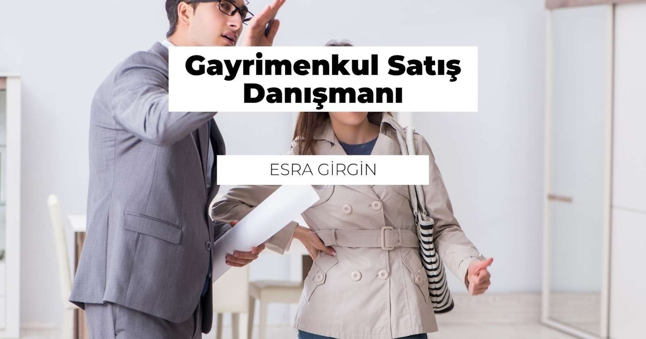 Bir erkek ve kadın yan yana durmaktadır, ikisi de takım elbise giymektedir. Kadının üzerinde bir trençkot var. İkisinin de elinde rulo haline getirilmiş bir kağıt parçası var, adamın yüzü ön planda yakın planda. Kadının yüzü hafifçe odak dışında, başı yana eğik. Arkalarındaki beyaz fonda siyah bir harf görülüyor. Bir tabelanın yakın çekimi de görülüyor, kelimeler okunaksız. Ayrıca, adamın gözü ve yüzü de yakından görülebiliyor. Her ikisi de ellerindeki kâğıda bakıyor gibi görünmektedir, ifadeleri ciddidir.