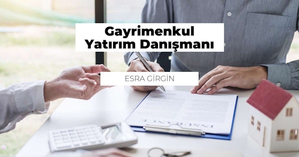 Bir kişi yakın çekimde bir belgeyi imzalıyor. Adamın eli bir masanın üzerinde ve arka planda beyaz bir klavye görülüyor. Beyaz bir arka plan üzerinde yer alan siyah bir 'D' harfi de görülebiliyor. Bir tabelanın yakın çekimi de var ve sağ üst köşede kırmızı bir çatı görülebiliyor. Önündeki belgeyi dikkatli ve hassas bir şekilde imzalayan kişinin eli kalem tutarken görülüyor. Kişi belgeyi imzalamaya konsantre olduğu için faaliyet odaklanmış ve yoğundur. Görüntü net ve odaklanmış, adamın elinin ve imzaladığı belgenin ayrıntılarını gösteriyor.