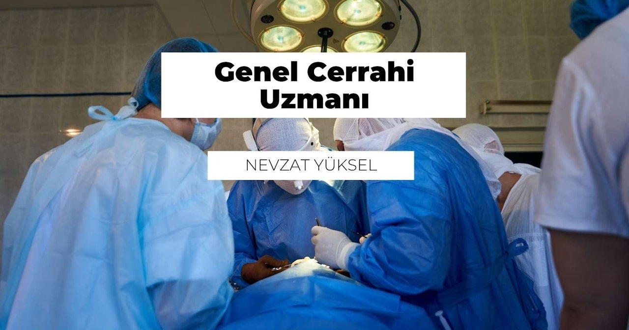 Mavi önlükler ve maskeler giyen bir grup insan hastane ortamında durmaktadır. Bir kişinin üzerinde ameliyat önlüğü vardır ve yakın çekimde omzu görünmektedir. Arka planda ameliyat yapan bir doktor da vardır. Yanlarında siyah metinli beyaz bir tabela vardır. Dairesel bir nesnenin ve bir kasenin bulanık görüntüleri de görülebiliyor. Görüntüdeki herkes tıbbi bir ortamda olduklarını gösteren koruyucu kıyafetler giyiyor.