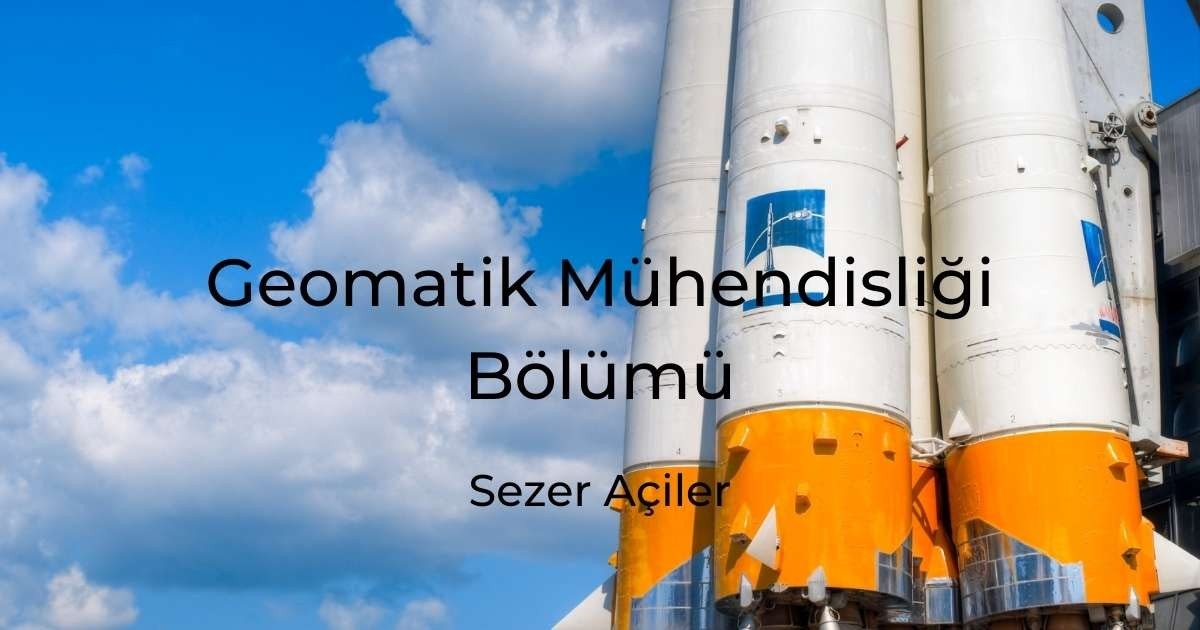 Çerçevede, birden fazla silindir ve sarı bir çatıdan oluşan kendine özgü şekliyle bir roket görülüyor. Arka planda beyaz bulutlu parlak mavi bir gökyüzü, ön planda ise beyaz bir silindirin yakın çekimi görülüyor. Çerçevenin soluna doğru, büyük, turuncu ve gümüş renkli bir cismin yakın çekimi görülmektedir. Merkezde, bir tabelanın yakın çekimi ve altında bir kelimenin yakın çekimi görülüyor. Bu roket, mavi gökyüzü ve beyaz bulutlardan oluşan sakin bir ortamda yer almakta ve görüntüye huzurlu bir atmosfer kazandırmaktadır.