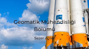 Çerçevede, birden fazla silindir ve sarı bir çatıdan oluşan kendine özgü şekliyle bir roket görülüyor. Arka planda beyaz bulutlu parlak mavi bir gökyüzü, ön planda ise beyaz bir silindirin yakın çekimi görülüyor. Çerçevenin soluna doğru, büyük, turuncu ve gümüş renkli bir cismin yakın çekimi görülmektedir. Merkezde, bir tabelanın yakın çekimi ve altında bir kelimenin yakın çekimi görülüyor. Bu roket, mavi gökyüzü ve beyaz bulutlardan oluşan sakin bir ortamda yer almakta ve görüntüye huzurlu bir atmosfer kazandırmaktadır.