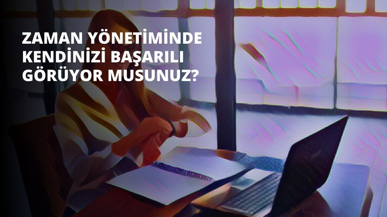 Bir kadın masanın önünde rahat bir şekilde oturuyor, dizüstü bilgisayarı açık ve yanında bir kağıt parçasının üzerinde bir kalem duruyor. Kadının elleri görünüyor; biri kâğıdı kavrıyor, diğeri klavyede bir şeyler yazıyor. Sade siyah bir gömlek giymiş ve kahverengi saçlarını arkaya toplamış. Masa açık renkli ahşaptan yapılmış ve üzerinde birkaç çekmece ve depolama için bir raf bulunuyor. Odanın duvarları beyaz ve pencereler doğal ışığın içeri girmesine izin veriyor. Oda huzurlu bir atmosferle dolu, çalışmak ve ders çalışmak için mükemmel. Kadın odaklanmış ve kararlı görünüyor, kendisini bekleyen görev ne olursa olsun üstesinden gelmeye hazır.