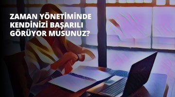 Bir kadın masanın önünde rahat bir şekilde oturuyor, dizüstü bilgisayarı açık ve yanında bir kağıt parçasının üzerinde bir kalem duruyor. Kadının elleri görünüyor; biri kâğıdı kavrıyor, diğeri klavyede bir şeyler yazıyor. Sade siyah bir gömlek giymiş ve kahverengi saçlarını arkaya toplamış. Masa açık renkli ahşaptan yapılmış ve üzerinde birkaç çekmece ve depolama için bir raf bulunuyor. Odanın duvarları beyaz ve pencereler doğal ışığın içeri girmesine izin veriyor. Oda huzurlu bir atmosferle dolu, çalışmak ve ders çalışmak için mükemmel. Kadın odaklanmış ve kararlı görünüyor, kendisini bekleyen görev ne olursa olsun üstesinden gelmeye hazır.