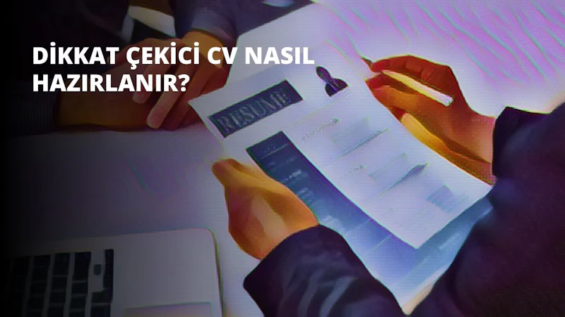 Bir adam sağ elinde beyaz bir kağıt tutuyor. Sol elinde siyah bir kalem tutuyor. Yere bakıyor ve önündeki kâğıda konsantre olmuş durumda. Açık kahverengi saçları geriye taranmış ve yüzü ciddi. Üzerinde açık mavi bir gömlek ve koyu mavi bir kot pantolon var. Düz beyaz bir duvarın karşısında duruyor. Sağ tarafındaki pencereden içeri giren güneş, kâğıdı ve adamın yüzünü aydınlatıyor. Derin düşüncelere dalmış, önemli bir şeyler yazıyor gibi görünüyor.