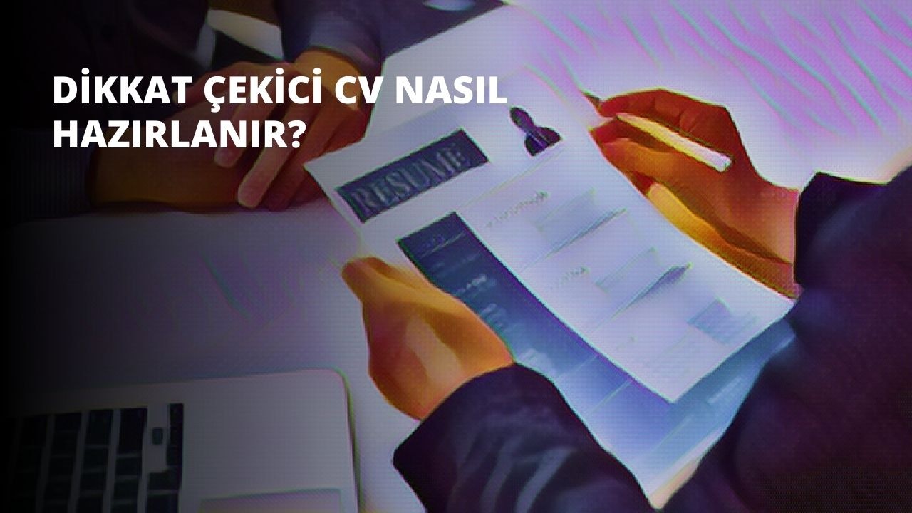 Bir adam sağ elinde beyaz bir kağıt tutuyor. Sol elinde siyah bir kalem tutuyor. Yere bakıyor ve önündeki kâğıda konsantre olmuş durumda. Açık kahverengi saçları geriye taranmış ve yüzü ciddi. Üzerinde açık mavi bir gömlek ve koyu mavi bir kot pantolon var. Düz beyaz bir duvarın karşısında duruyor. Sağ tarafındaki pencereden içeri giren güneş, kâğıdı ve adamın yüzünü aydınlatıyor. Derin düşüncelere dalmış, önemli bir şeyler yazıyor gibi görünüyor.