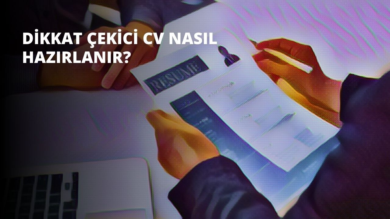 Bir adam sağ elinde beyaz bir kağıt tutuyor. Sol elinde siyah bir kalem tutuyor. Yere bakıyor ve önündeki kâğıda konsantre olmuş durumda. Açık kahverengi saçları geriye taranmış ve yüzü ciddi. Üzerinde açık mavi bir gömlek ve koyu mavi bir kot pantolon var. Düz beyaz bir duvarın karşısında duruyor. Sağ tarafındaki pencereden içeri giren güneş, kâğıdı ve adamın yüzünü aydınlatıyor. Derin düşüncelere dalmış, önemli bir şeyler yazıyor gibi görünüyor.