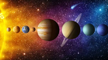 Bu görüntü güneş sistemindeki yedi gezegeni göstermektedir. Görüntünün en üstünde yer alan ilk gezegen parlak sarı ve kırmızı çizgili bir gezegendir. İkincisi, görüntünün merkezinde yer alan, etrafında halkalar olan bir gezegendir. Üçüncü gezegen kırmızımsı bir yüzeye sahip bir gezegenin yakın çekimidir. Dördüncü gezegen parlak yüzeyli mavi bir gezegendir. Beşinci gezegen koyu mavi bir yüzeye ve beyaz lekelere sahip bir gezegenin yakın çekimidir. Altıncısı mavi ve beyaz yüzeyli bir Dünya gezegeni. Yedinci gezegen açık mavi bir yüzeye ve beyaz halkalara sahip bir gezegendir. Yedi gezegenin hepsi de yıldızların dağıldığı uçsuz bucaksız bir uzay boşluğunda yer alıyor.