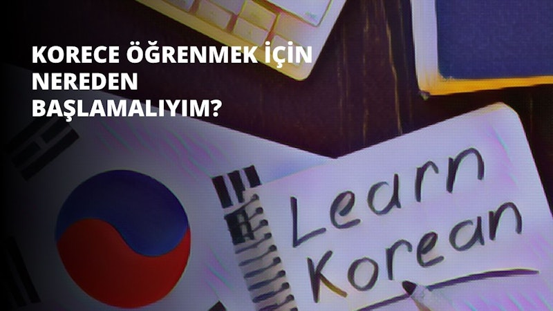 Düz bir zeminde, tepesinde kırmızı beyaz çizgili bir bayrak bulunan bir defter durmaktadır. Yanında sarı bir kurşun kalem, defterin üstünde de küçük bir not duruyor. Defterin parlak siyah bir kapağı var ve hafifçe yıpranmış gibi görünüyor. Bayrak, kırmızı ve beyaz çizgili desenli kumaştan yapılmıştır. Kalem sarı renkte, ucu sivriltilmiş ve ucunda silgi var. Not küçük ve beyazdır, üzerinde bazı yazılar vardır. Tüm eşyalar düzenli bir şekilde yerleştirilmiş ve defter birçok kez kullanılmış gibi görünüyor.