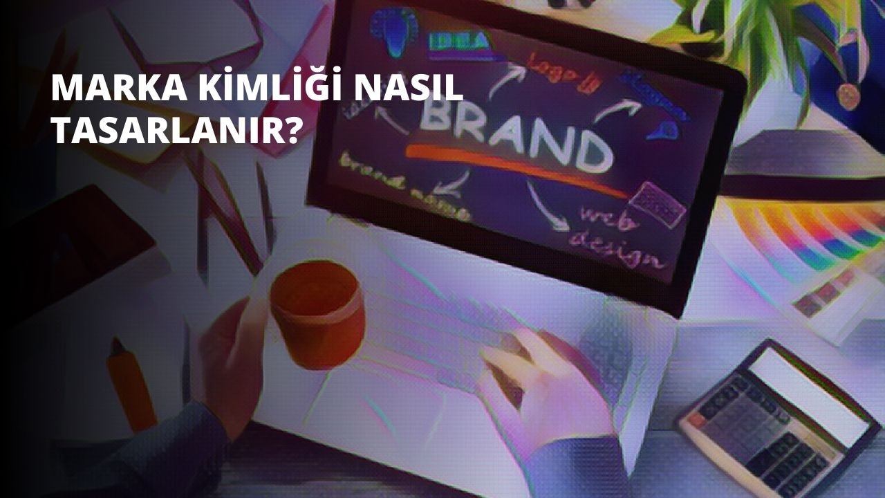 Bir kişi sol elinde beyaz bir fincan tutmaktadır. Fincan açık kahverengi bir sıvıyla doludur ve kişi doğrudan kameraya bakmaktadır. Kişinin sağında, üzerinde metin bulunan bir ekran görülebiliyor. Ekranın alt kısmında, tuşları ve ekranı yakın çekimde görülebilen bir hesap makinesi durmaktadır. Sol alt köşede bir el, silgisi üstte görünen bir kalem tutmaktadır. Elin sağında bir fincan ve vazo yakın plandan görülebilmektedir; fincanın üzerinde açık mavi bir desen, vazoda ise parlak kırmızı bir çiçek vardır.