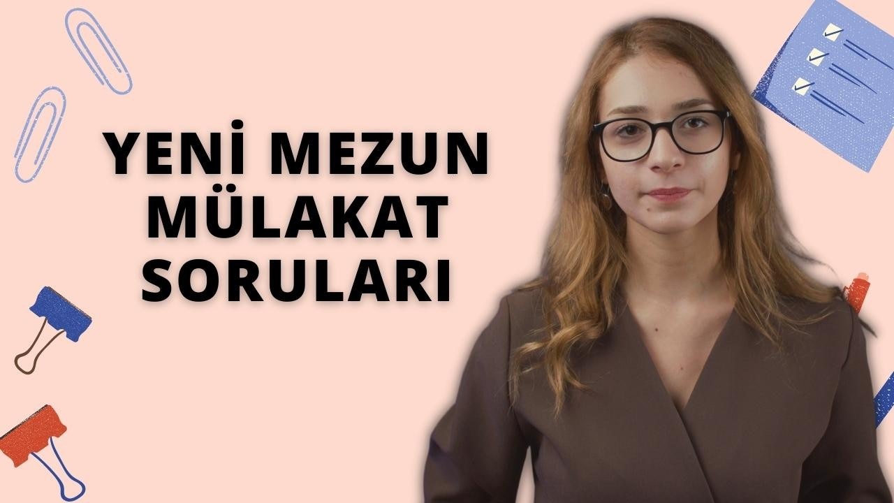 Kahverengi ceketli ve gözlüklü bir kadın kameranın önünde durmaktadır. Gözleri kapalı ve dudakları hafifçe ayrık. Saçları arkaya toplanmış ve gözlükleri burnunun üzerine yerleştirilmiş. Üzerinde dar ve birkaç düğmesi olan kahverengi bir ceket vardır. Ceketin altına beyaz yakalı bir gömlek giymiştir. Yüzü çevreden gelen sıcak ışıkla aydınlanıyor. Sakin ve huzurlu görünüyor, sanki derin düşüncelere dalmış gibi. Düşünceli ifadesi bu enstantanede yakalanmış.