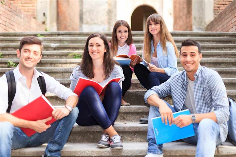 Bir grup insan bir dizi merdivenin üzerinde oturuyor. Görüntünün en önünde, mavi gömlekli bir adam basamaklarda oturmakta ve sol elinde parlak mavi bir dosya tutmaktadır. Adamın solunda, basamaklarda oturan bir kadın beyaz bir bluz giymiş ve elinde bir dergi tutmaktadır. Onların arkasında, elinde kırmızı bir kitap tutan ve sırt çantası takan başka bir kişi vardır. Daha geride, elinde mavi bir tablet olan bir kişi görülüyor. En sağda bir kişi kitap okurken görülüyor ve bacağının yakın çekimi görülebiliyor. Tüm insanlar, önlerindeki kameranın farkında değilmiş gibi görünerek kendi faaliyetlerine odaklanmış durumdalar.