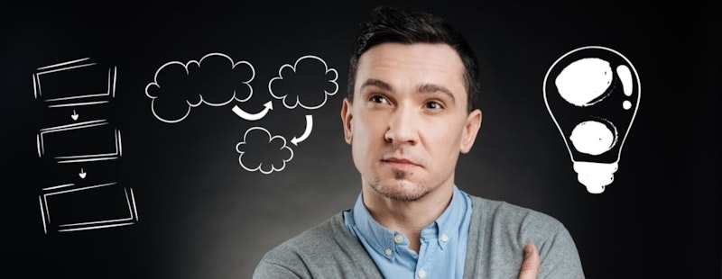 Bir adam yüzünde düşünceli bir ifadeyle sağ tarafına bakıyor. Siyah beyaz çizgili bir gömlek ve gümüş bir kolye takıyor. Arka planda, siyah arka planlı parlak beyaz bir ampul ve siyah arka planlı beyaz bir daire var. Bakışları, sanki bir sonraki hamlesini düşünüyormuş gibi, üzerindeki düşünce baloncuklarına yönelmiş. Derin düşüncelere dalmış, seçeneklerini değerlendiriyor gibi görünüyor. Bu görüntü gizem ve potansiyel dolu, güçlü ve düşündürücü bir görüntüdür.