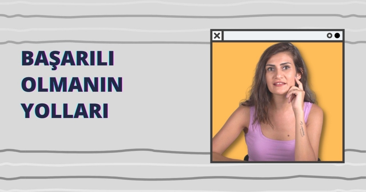 Mor atletli bir kadının yakın çekimi, elini çenesine dayamış. Arka plan beyaz, metin mavi ve sağ alt köşede siyah bir 'Y' harfi görülüyor. Ayrıca beyaz zemin üzerinde siyah bir 'O' harfi ve iki siyah harf daha var. Kadın derin düşüncelere dalmış görünüyor, ifadesi sakin ve odaklanmış. Atleti canlı bir mor renkte ve bu renk dikkati narin yüz hatlarına çekiyor. Yüzünün etrafındaki ışık ve gölgeler onun güzelliğini ve zarafetini vurguluyor.