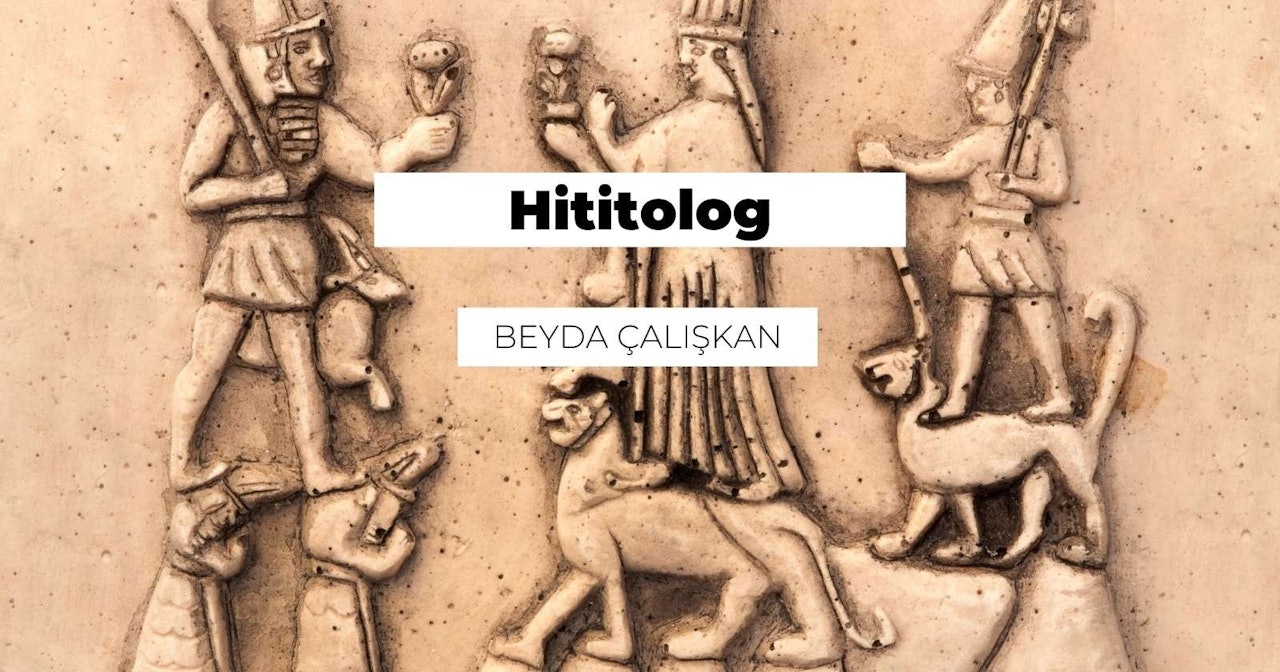 Bu, her ikisi de uzun cübbeler giymiş ve kollarını açmış iki kişinin ayrıntılı bir taş oymasıdır. Adam şapka takmış ve bir elinde bir geyik tutarken, kadının elleri önünde kenetlenmiş. Arka planda, ortasında beyaz bir daire olan siyah bir daire ve beyaz bir daire olan siyah bir harf var. Sağ alt köşedeki yakın çekim siyah beyaz bir logoyu ortaya çıkarıyor. Bu görüntü, bir görüntü başlığı veri kümesini eğitmek için mükemmeldir.