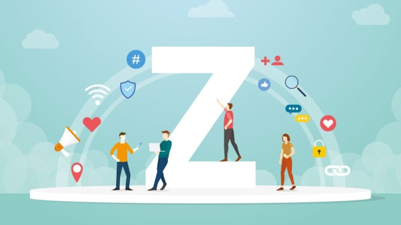 Büyük bir mektubun üzerinde çeşitli pozlarda ve kıyafetlerde duran bir grup insan. Mektubun solunda, elinde beyaz bir kağıt tutan bir kişi var. Hemen yanında kırmızı gömlekli ve koyu renk pantolonlu bir adam ile turuncu pantolonlu ve yeşil gömlekli bir kadın duruyor. Resmin ortasında mavi saplı bir büyüteç tutan bir adam karikatürü var. Sağ altta beyaz hashtag sembollü mavi bir daire var. Görseldeki insanların hepsi etraflarına bakıyor ve eğleniyor gibi görünüyorlar.