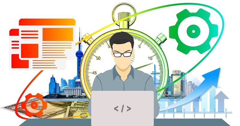 Gözlüklü ve mavi gömlekli bir adam bilgisayarın önünde oturuyor. Gözleri ekrana odaklanmış ve elleri klavyenin üzerinde durmaktadır. Arka planda kırmızı beyaz bir web sitesinin yakın çekimi görülüyor. Sağında gözlüklü ve taçlı bir adam görülmektedir. Ekranın sol tarafında bir logo bulunmaktadır. Yeşil ve beyaz bir arka planı vardır ve siyah metinli beyaz dikdörtgen bir nesne de görülebilir. Görüntünün alt kısmında bir dişlinin yakın çekimi görülmektedir. Sağ üst köşede mavi bir ok bir şehri işaret etmektedir.