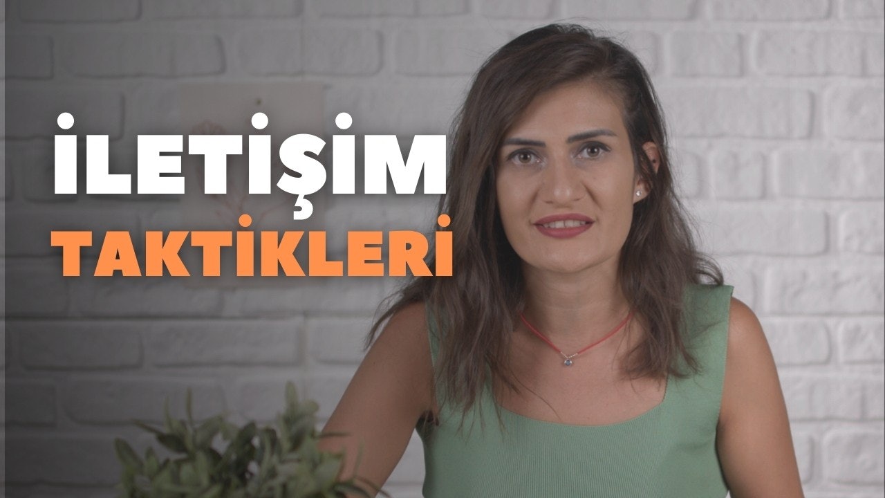 Bu, yeşil gömlek giyen bir kadının görüntüsüdür. Kahverengi saçları var ve bir kolye takıyor gibi görünüyor. Beyaz tuğla bir duvarın önünde durmaktadır ve yakın çekimde kulağı görülmektedir. Ön planda bir logonun yanı sıra bulanık bir bitki görüntüsü de var. Kadın yana doğru bakıyor ve saçları yüzünü çerçeveleyecek şekilde şekillendirilmiş. Arka planda, sağ üst köşede turuncu ve beyaz bir metin var. Kadının yüzünde kendinden emin ve kararlı bir ifade var ve dünyayı ele geçirmeye hazır görünüyor.