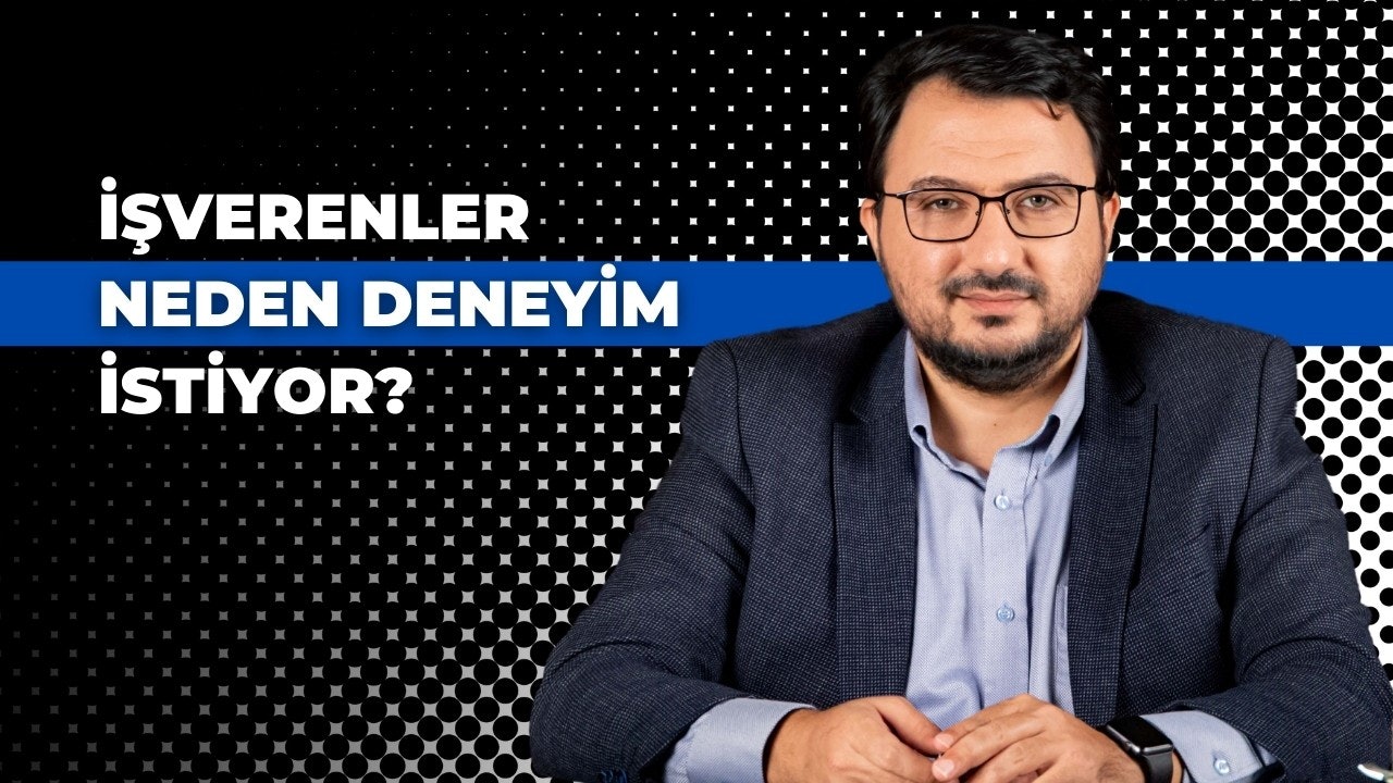 Takım elbiseli bir adam kameranın önünde durmuş, hafifçe gülümsemektedir. Gözlükleri ve sakalı açıkça görülebiliyor ve beyaz düğmeli bir gömlek giyiyor. Gözlerinin yakın çekimi yoğun bakışlarını ortaya çıkarır. Bileğindeki saatin yakın çekimi görülebiliyor. Resmin sol üst köşesinde, ortasında bir kare olan beyaz bir daire görülüyor. Adamın sağında, siyah zemin üzerinde büyük beyaz bir metin görülüyor. Adamın etrafı sıcak ve davetkâr bir atmosferle çevrili. Kendinden emin ve sakin görünüyor, karşısına ne çıkarsa çıksın üstesinden gelmeye hazır.