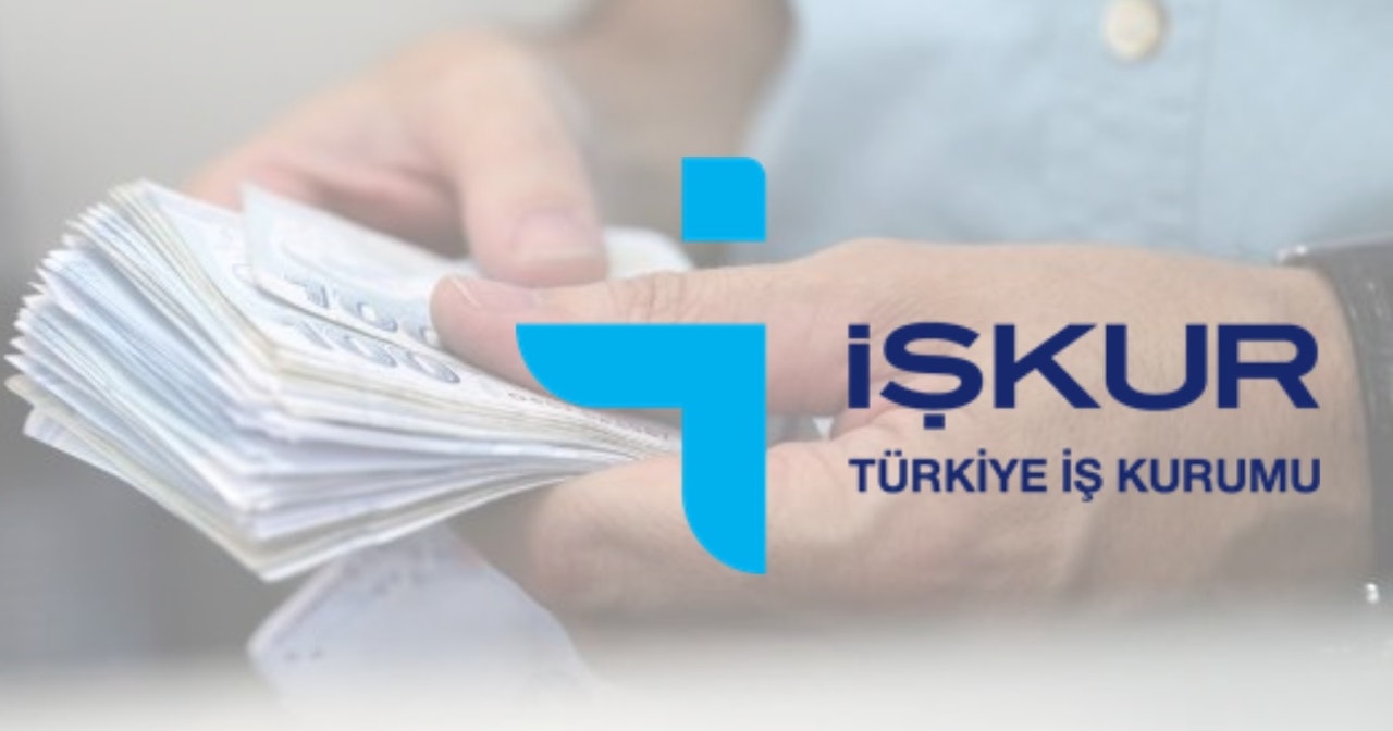 Bir kişi elinde bir deste para tutuyor. Para banknotları üstten bakıldığında görülebiliyor ve birkaç banknot diğerlerinden ayrılıyor. Kişinin beyaz bir gömlek ve koyu renkli bir alt giydiği görülüyor. Arka planda, üzerinde mavi bir kare ve mavi bir harf bulunan beyaz bir yüzey görülüyor. Gökyüzü sağ üst köşede görülebiliyor ve ortasına beyaz bir daire yerleştirilmiş. Para destesi, parmakları banknotları sıkıca kavrayan kişinin elinde sıkıca tutulmaktadır. Görüntü, kişinin ellerinin, yüzünün ve logosunun yakın çekimidir.