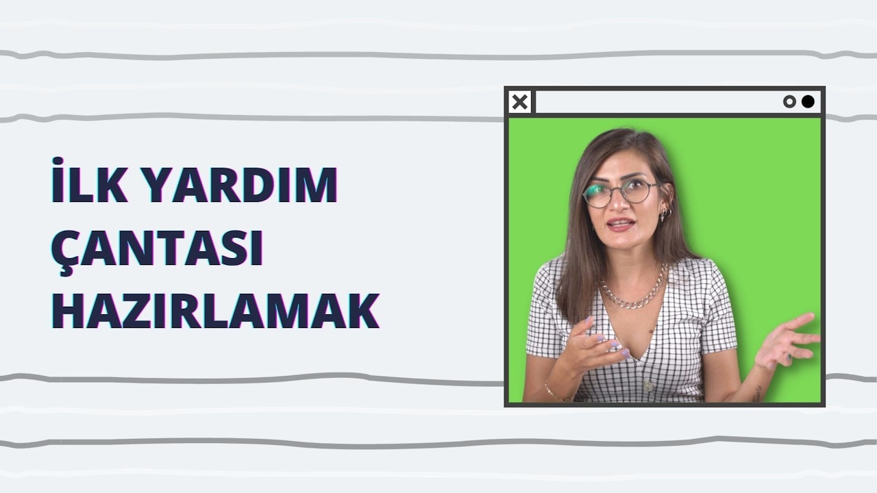 Gözlüklü ve beyaz gömlekli bir kadın yeşil bir arka plan üzerinde duruyor. Boynunda gümüş bir kolye ve üzerinde siyah beyaz kareli bir gömlek var. Gözleri yakın plandadır ve yüzü bir gözlükle çerçevelenmiştir. Arka planda beyaz bir kare içinde siyah bir 'X' ve mavi ve siyah yazılar var. Odaklanmış ve kendinden emin görünüyor. Duruşu kendinden emin ve ifadesi ağırbaşlı. Her şeyin üstesinden gelmeye hazır gibi görünüyor.