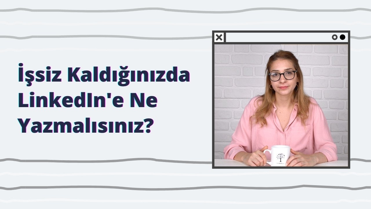 Pembe gömlekli ve gözlüklü bir kadın elinde beyaz bir kupa tutuyor. Yüzünde ciddi bir ifade var ve gözleri dikkatle kupaya odaklanmış. Uzun, siyah saçları yüzünden geriye doğru toplanmış. Arka planda, beyaz zemin üzerinde siyah bir Y harfinin yanı sıra siyah ve mavi yazılar var. Kupa iki elinde tutuluyor ve kadın kupanın içindeki bir şeye odaklanmış gibi görünüyor. Görüntü kadının, yüzünün ve kupanın yakın çekimidir, başka hiçbir nesne görünmemektedir.