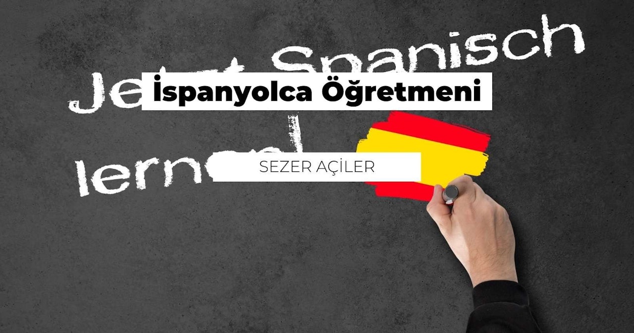 Resimde kara tahta üzerine yazı yazan bir el görülüyor. El bir kalem tutuyor ve yakın planda siyah bir keçeli kalem görülüyor. Çerçevede bir şişenin yakın çekimi ve siyah bir çorap da yer almaktadır. Ayrıca, siyah beyaz bir logo ve siyah bir 'E' harfi görülmektedir. Ayrıca, siyah zemin üzerinde beyaz bir metin var. El kalemi sıkıca kavramaktadır ve kara tahta üzerindeki yazı görüntünün odak noktasıdır. Sade arka planda öne çıkan kalem ve keçeli kalem haricinde renkler ağırlıklı olarak soluktur. Bu görsel öğrenmenin güçlü bir temsili ve ilham vereceği kesin.